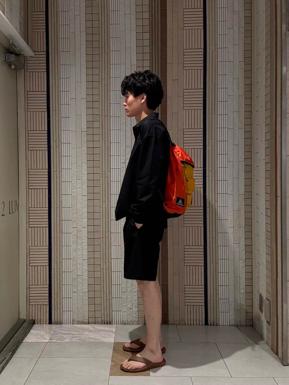 ブルー系のその他パンツ、ブルー系のポロシャツ、ブラウン系のサンダルを着用したメンズの夏コーディネートの2枚目の写真