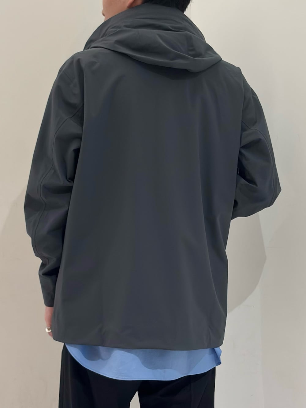 グレー系のマウンテンパーカー、ブルー系のシャツ/ブラウス、ブルー系のその他パンツを着用したメンズの春コーディネートの7枚目の写真