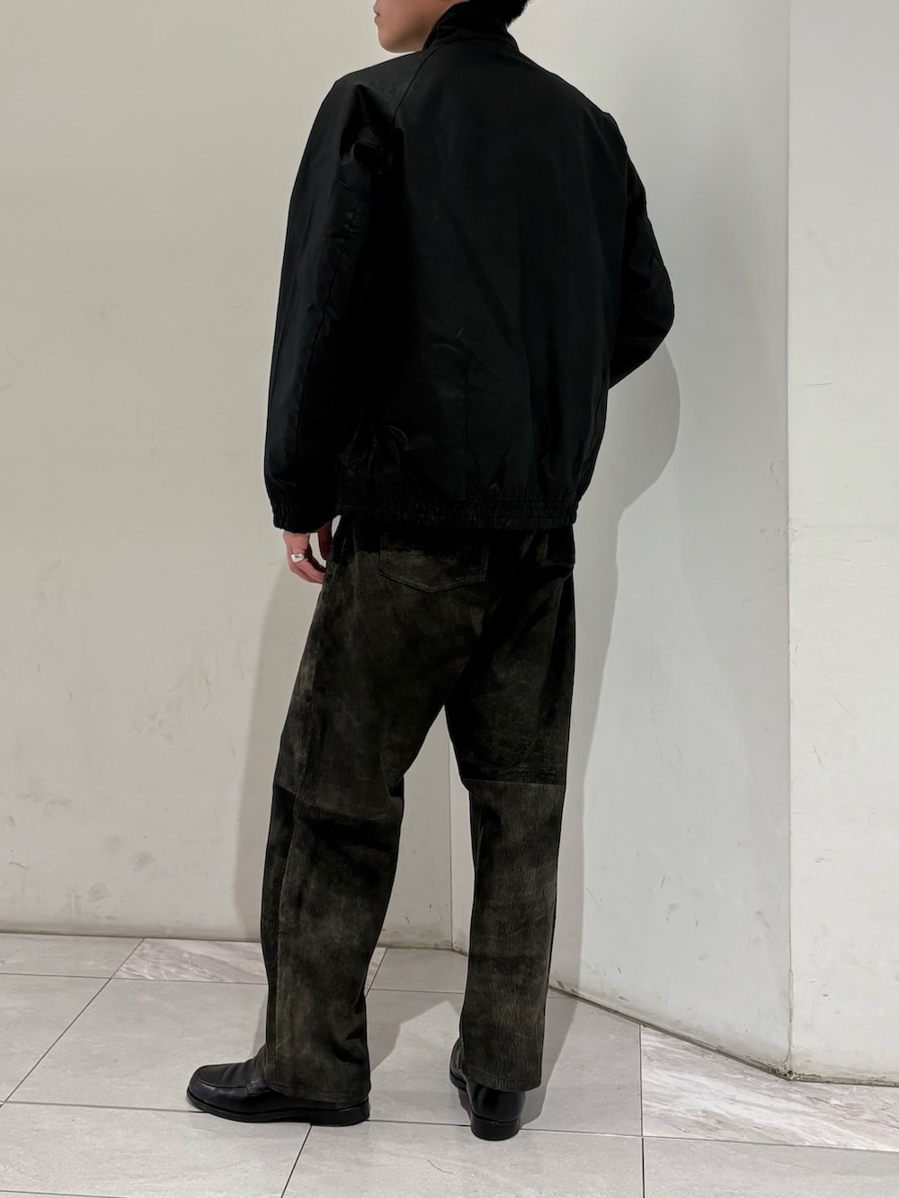 ブラック系のブルゾン、ブラック系のその他パンツを着用したメンズの冬コーディネートの7枚目の写真