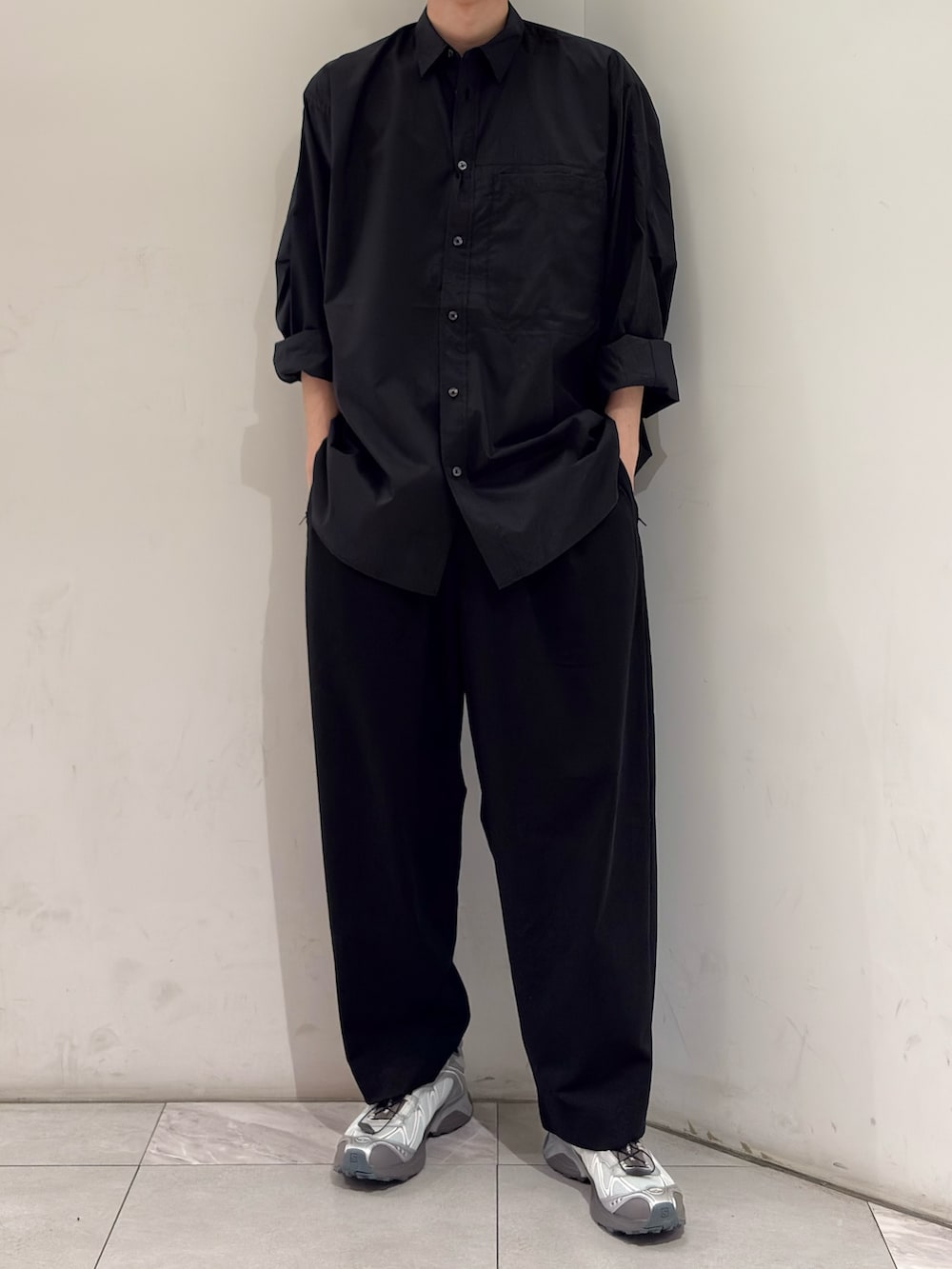 ブラック系のシャツ/ブラウス、ブラック系のTシャツ/カットソー、ブラック系のその他パンツを着用したメンズの春コーディネートの2枚目の写真