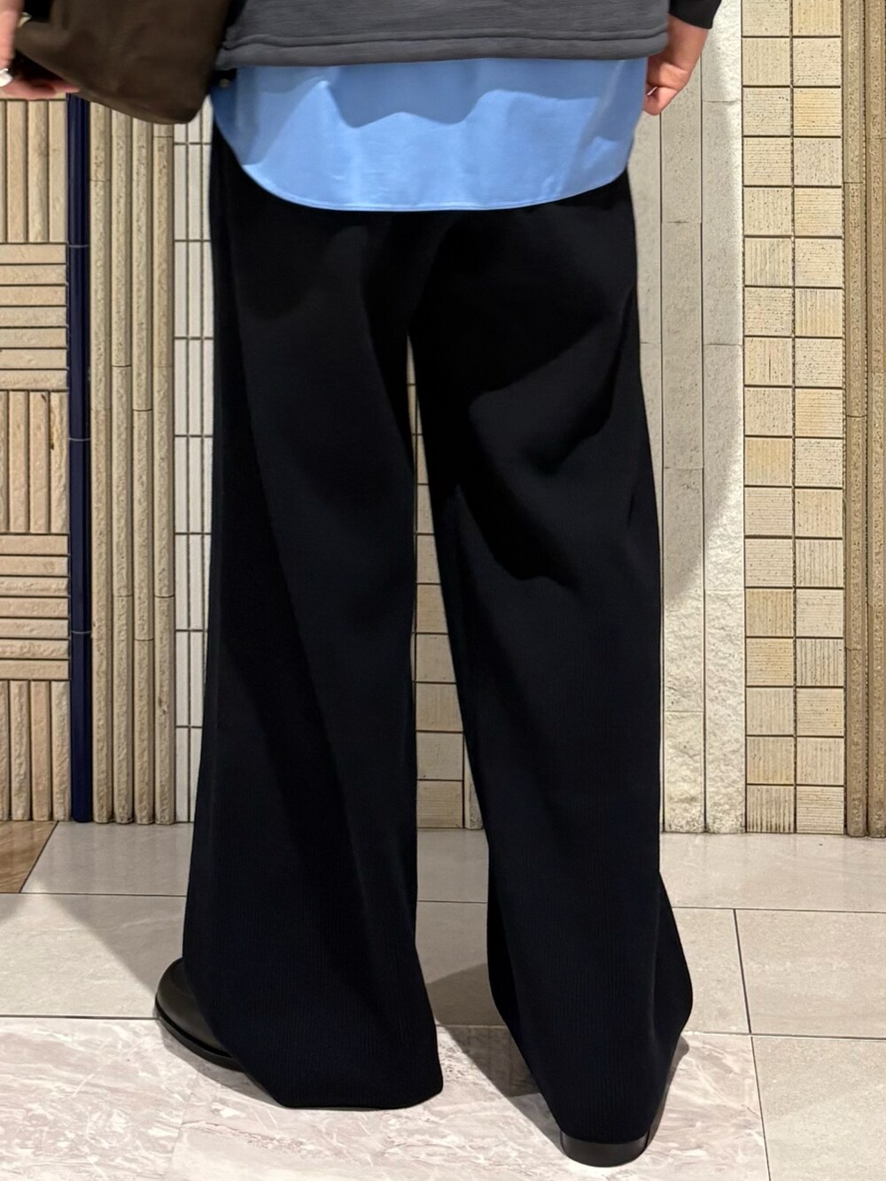 グレー系のその他トップス、ブルー系のシャツ/ブラウス、ブラウン系のトートバッグを着用したメンズの秋コーディネートの8枚目の写真