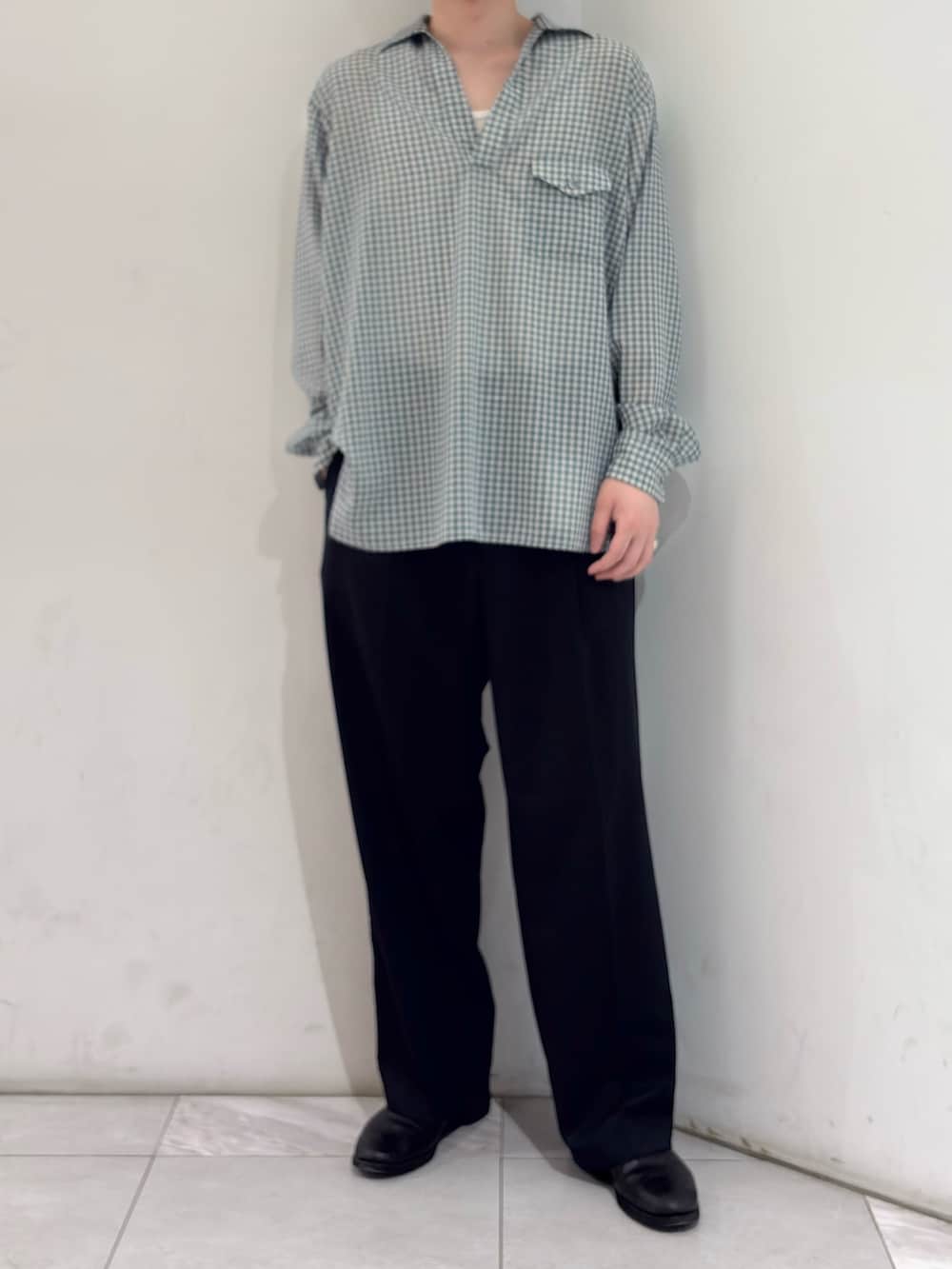 グリーン系のシャツ/ブラウス、ブルー系のその他パンツ、ブラック系のブーツを着用したメンズの春コーディネートの3枚目の写真