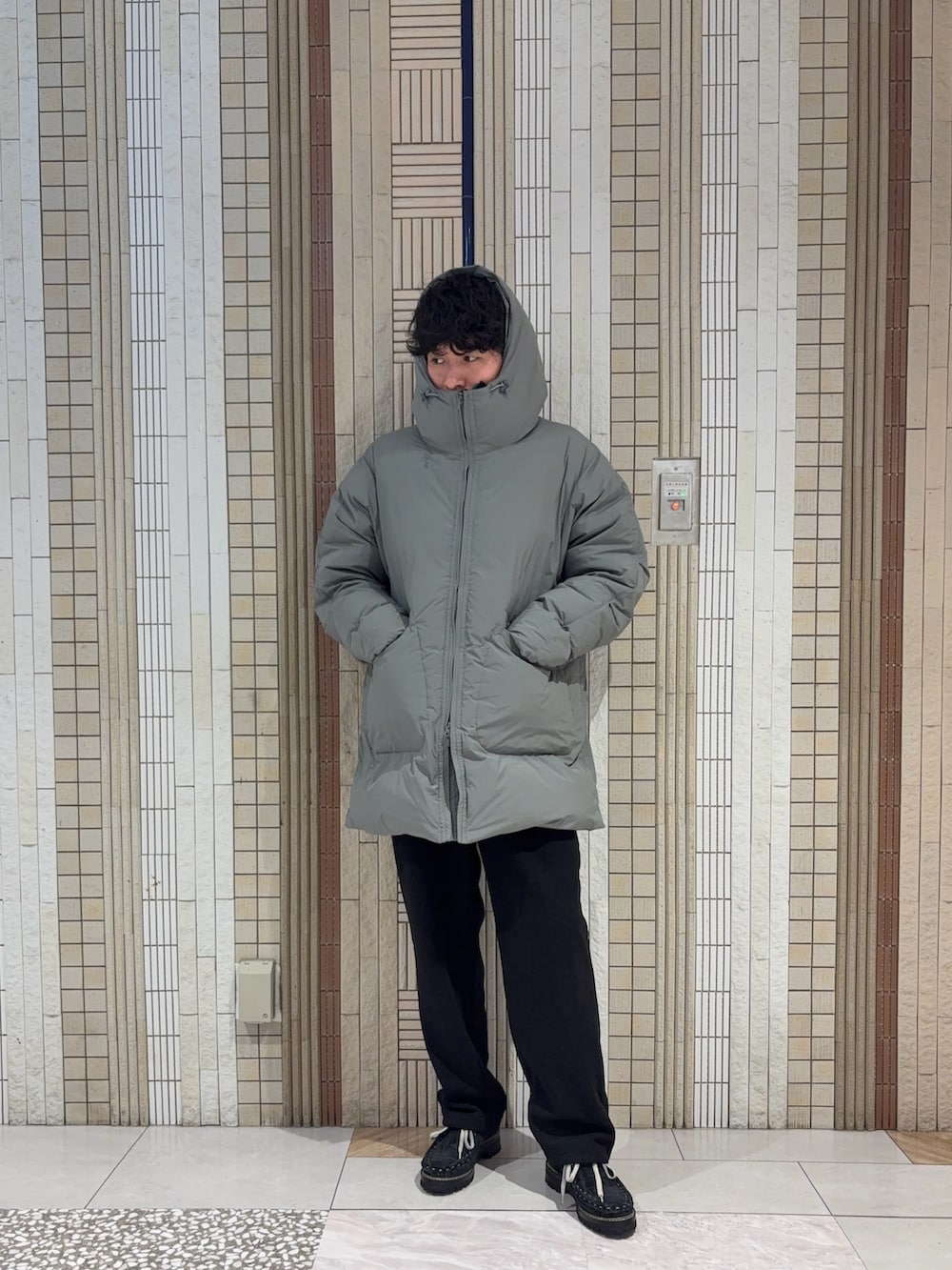 グレー系のダッフルコート、ブラック系のニット/セーター、ブラック系のその他パンツを着用したメンズの秋コーディネートの2枚目の写真