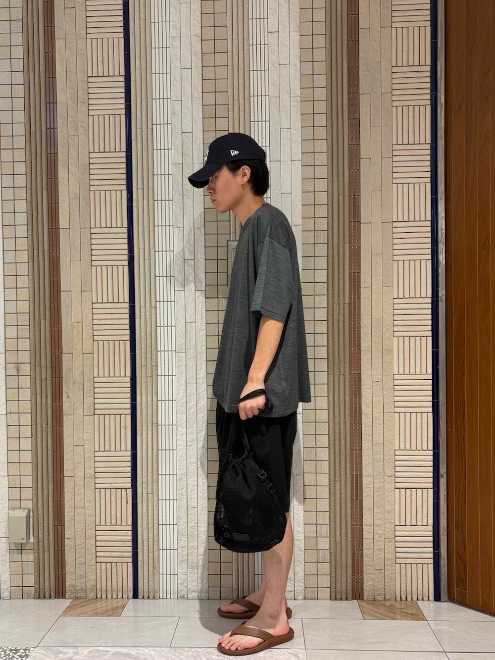 ブルー系のその他パンツ、ブラック系のショルダーバッグ、グレー系のTシャツ/カットソーを着用したメンズの夏コーディネートの3枚目の写真