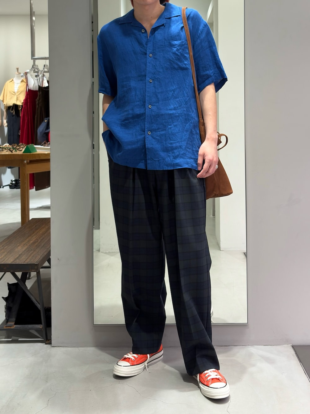 ブルー系のシャツ/ブラウス、その他のその他パンツ、オレンジ系のスニーカーを着用したメンズの夏コーディネートの2枚目の写真
