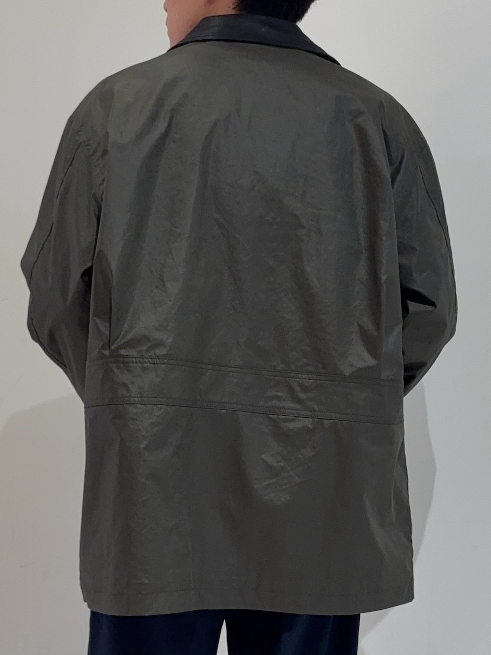 グリーン系のその他アウター、グレー系のカーディガン/ボレロ、ブルー系のその他パンツを着用したメンズの冬コーディネートの7枚目の写真