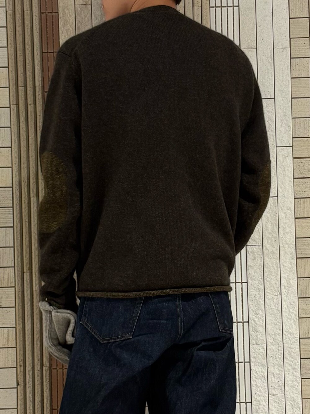 グレー系のニット/セーター、グレー系の手袋を着用したメンズの秋コーディネートの10枚目の写真