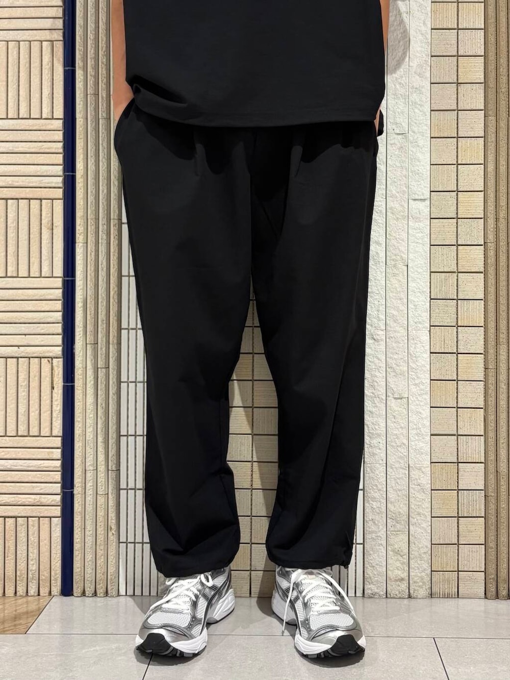 ブルー系のポロシャツ、ブルー系のその他パンツ、ホワイト系のスニーカーを着用したメンズの夏コーディネートの5枚目の写真