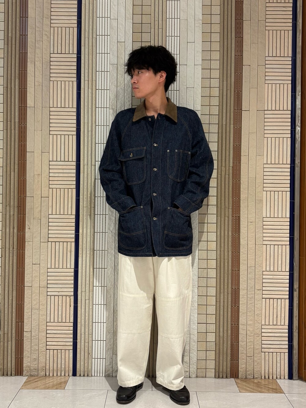 ブルー系のカバーオール、ホワイト系のその他パンツを着用したメンズの夏コーディネートの2枚目の写真