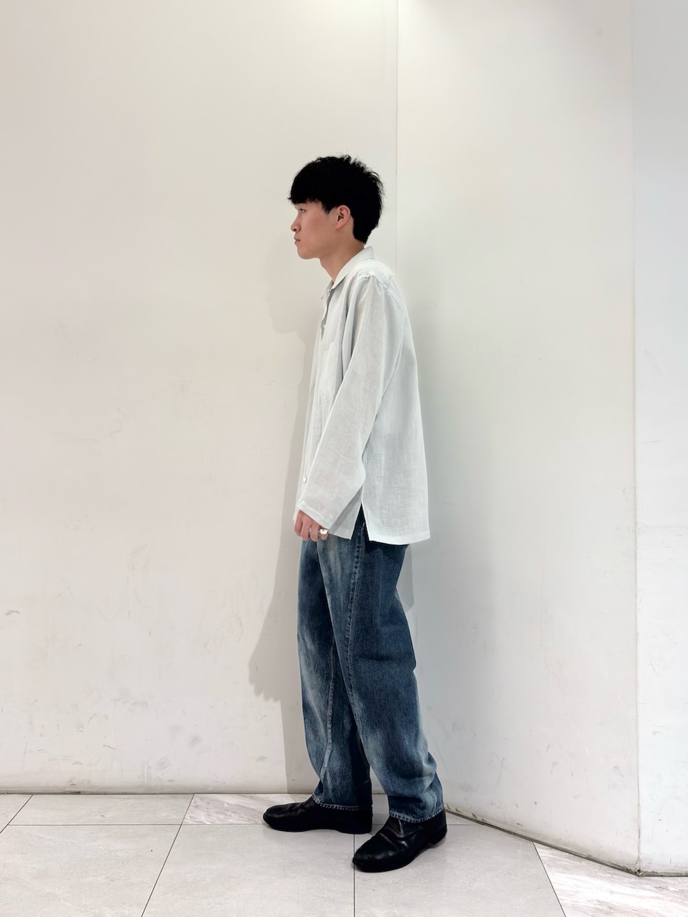 ブルー系のシャツ/ブラウス、ブルー系のデニムパンツ、ブラック系のブーツを着用したメンズの春コーディネートの4枚目の写真