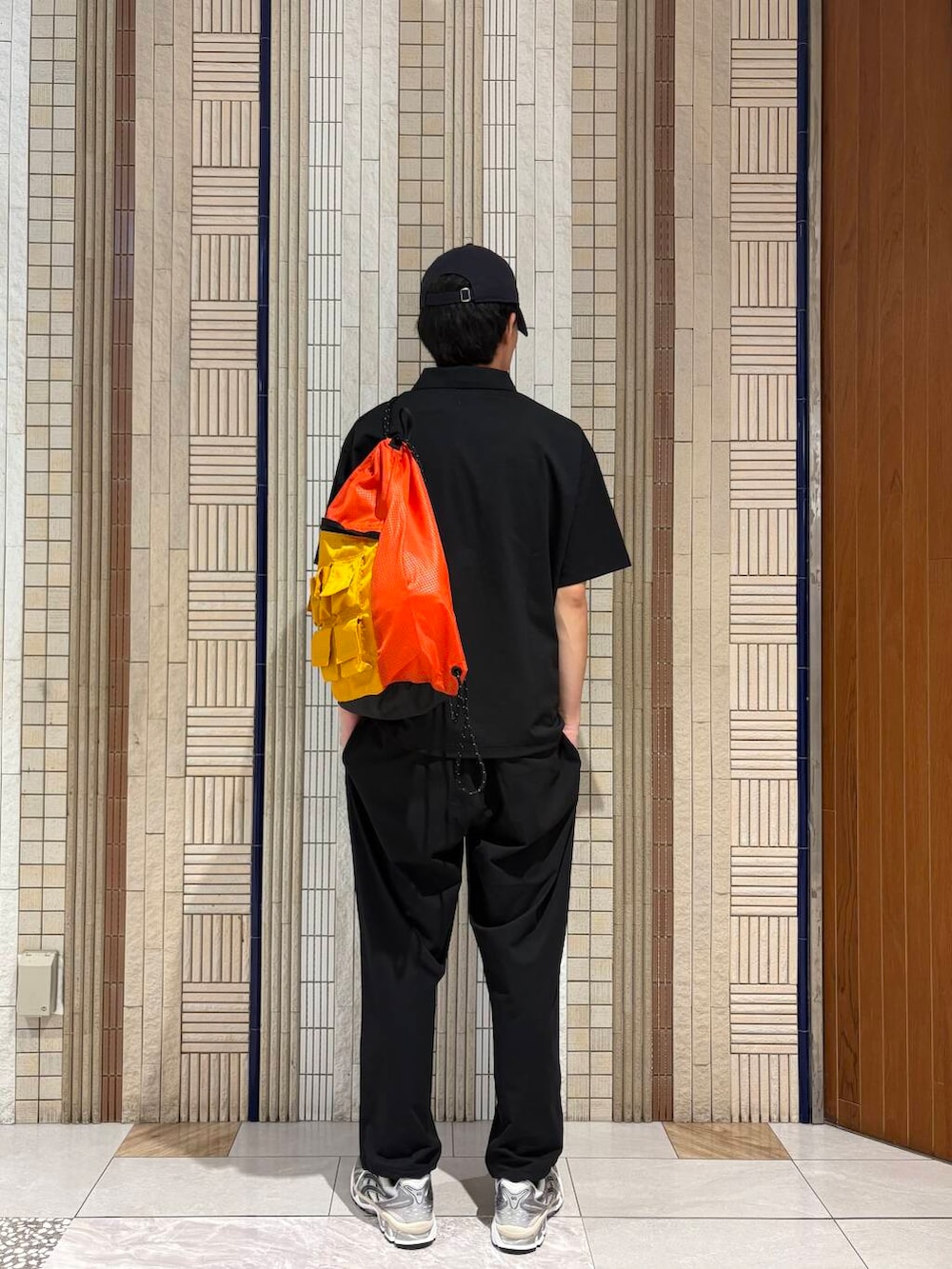 ブルー系のポロシャツ、ブルー系のその他パンツ、ホワイト系のスニーカーを着用したメンズの夏コーディネートの3枚目の写真