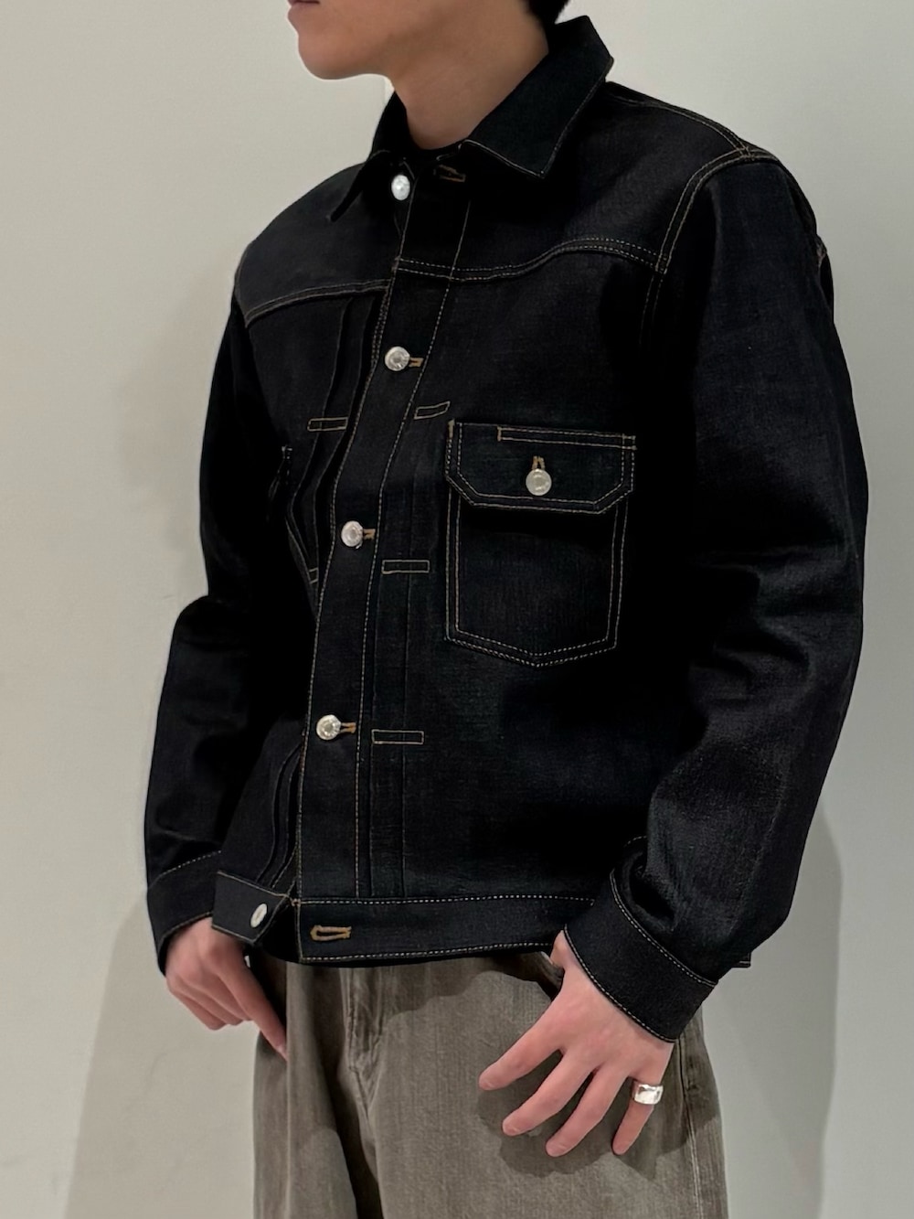 ブルー系のデニムジャケット、ブラウン系のデニムパンツを着用したメンズの冬コーディネートの3枚目の写真