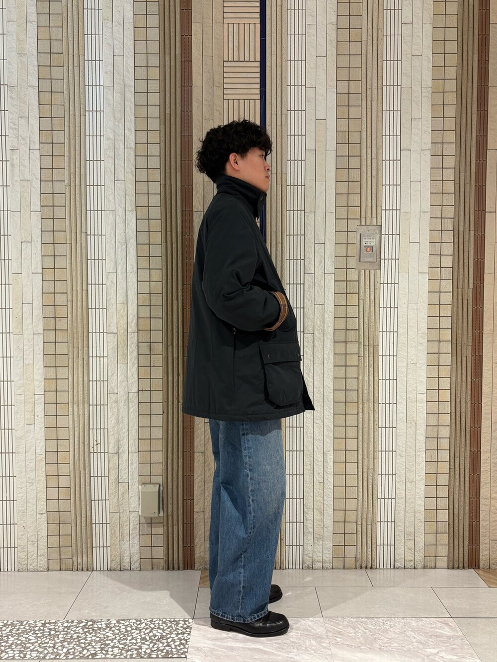 ブルー系のその他アウター、ブルー系のニット/セーター、ブルー系のデニムパンツを着用したメンズの秋コーディネートの5枚目の写真