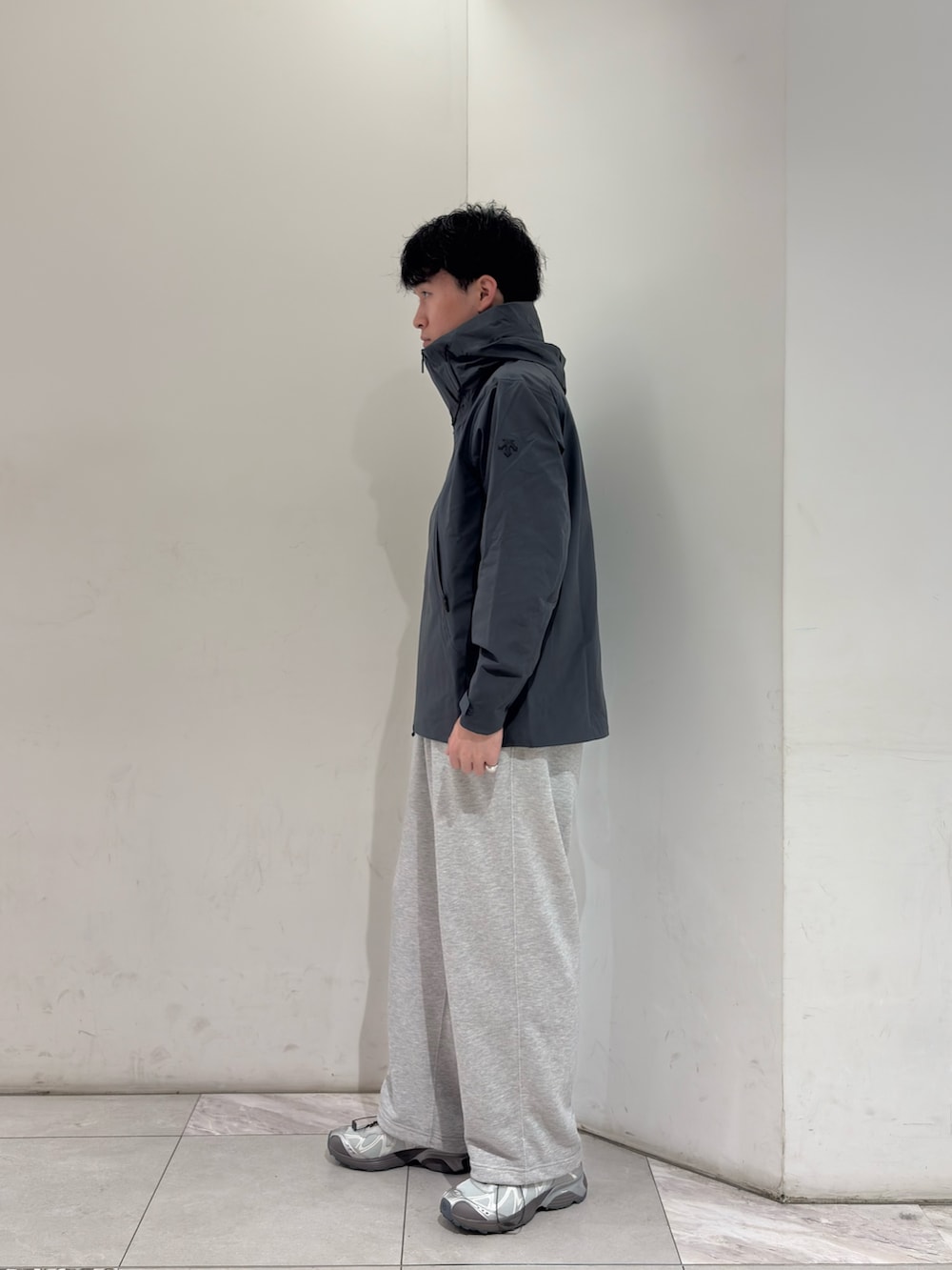 グレー系のマウンテンパーカー、グレー系のその他パンツ、シルバー系のスニーカーを着用したメンズの春コーディネートの4枚目の写真