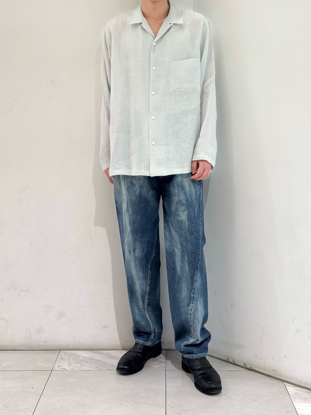 ブルー系のシャツ/ブラウス、ブルー系のデニムパンツ、ブラック系のブーツを着用したメンズの春コーディネートの2枚目の写真