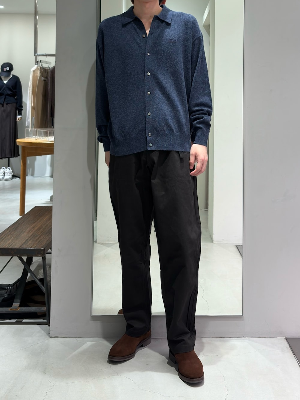 ブルー系のカーディガン/ボレロ、ブラウン系のその他パンツ、ブラウン系のブーツを着用したメンズの秋コーディネートの2枚目の写真