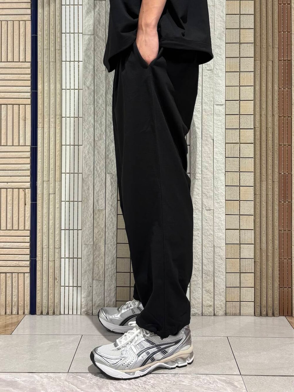 ブルー系のポロシャツ、ブルー系のその他パンツ、ホワイト系のスニーカーを着用したメンズの夏コーディネートの6枚目の写真