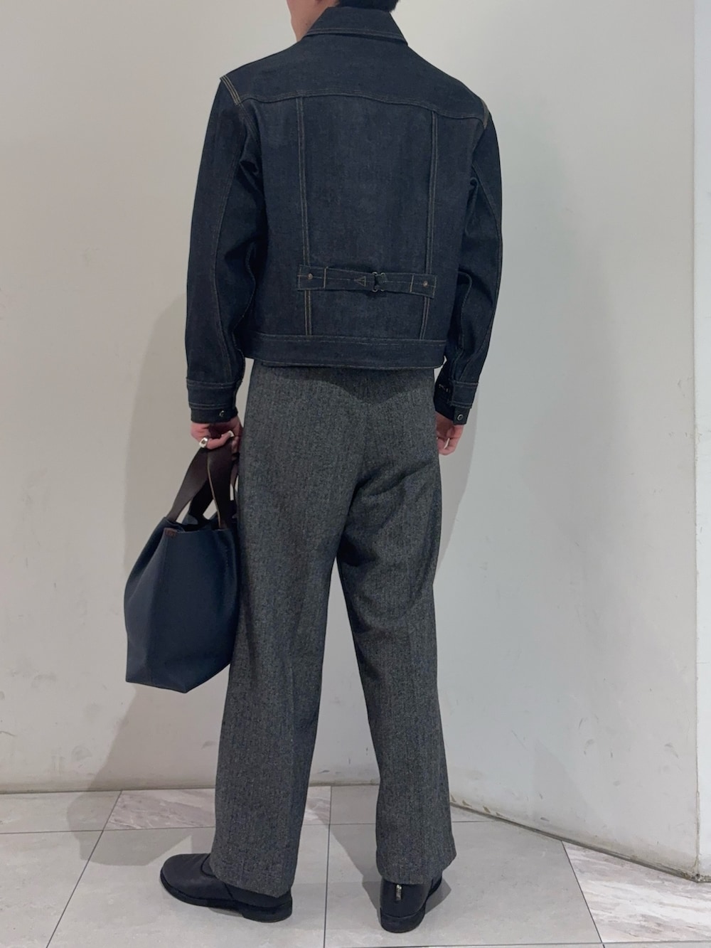 ブルー系のデニムジャケット、ブラック系のシャツ/ブラウス、グレー系のその他パンツを着用したメンズの冬コーディネートの6枚目の写真