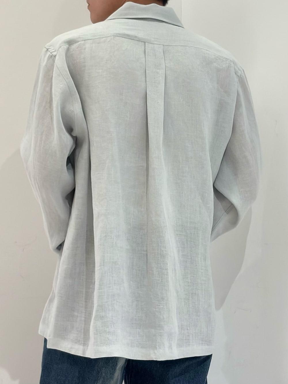 ブルー系のシャツ/ブラウス、ブルー系のデニムパンツ、ブラック系のブーツを着用したメンズの春コーディネートの7枚目の写真