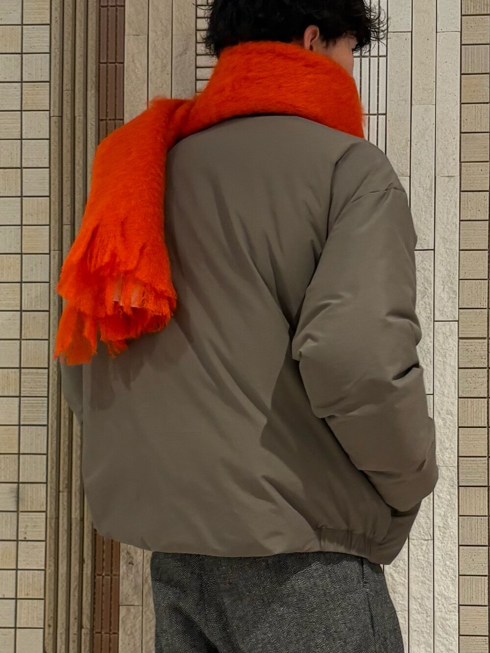 ベージュ系のダウンジャケット/コート、ブラウン系のニット/セーター、グレー系のその他パンツを着用したメンズの秋コーディネートの9枚目の写真