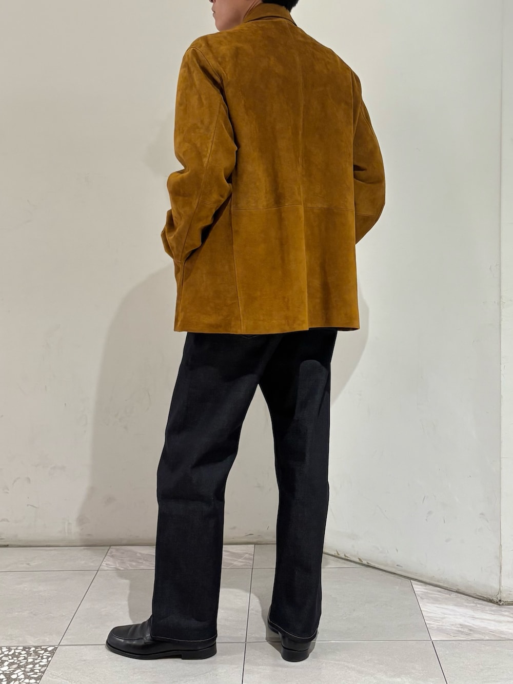 ブルー系のデニムパンツ、ブラウン系のその他アウターを着用したメンズの冬コーディネートの6枚目の写真