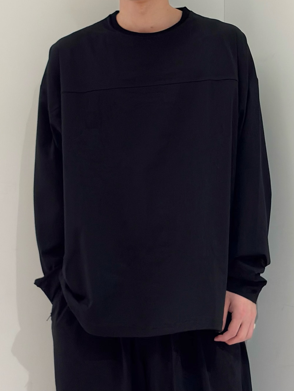 ブラック系のTシャツ/カットソー、ブラック系のその他パンツ、シルバー系のスニーカーを着用したメンズの春コーディネートの4枚目の写真