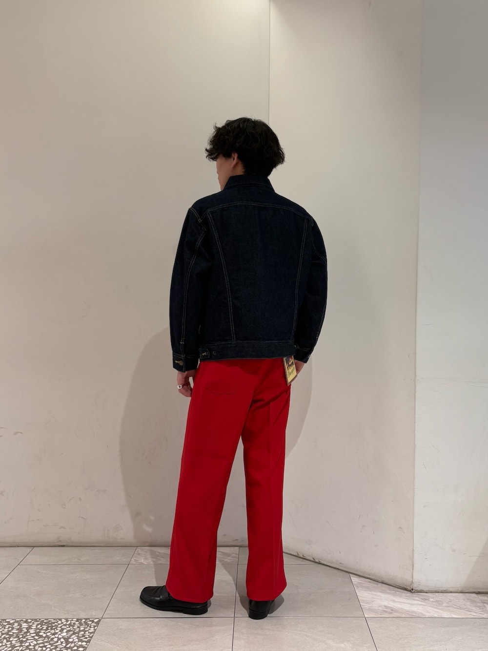 レッド系のその他パンツ、ブルー系のデニムジャケットを着用したメンズの冬コーディネートの5枚目の写真