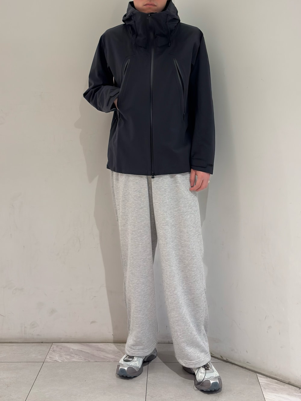 ブラック系のテーラードジャケット、グレー系のその他パンツ、シルバー系のスニーカーを着用したメンズの春コーディネートの2枚目の写真