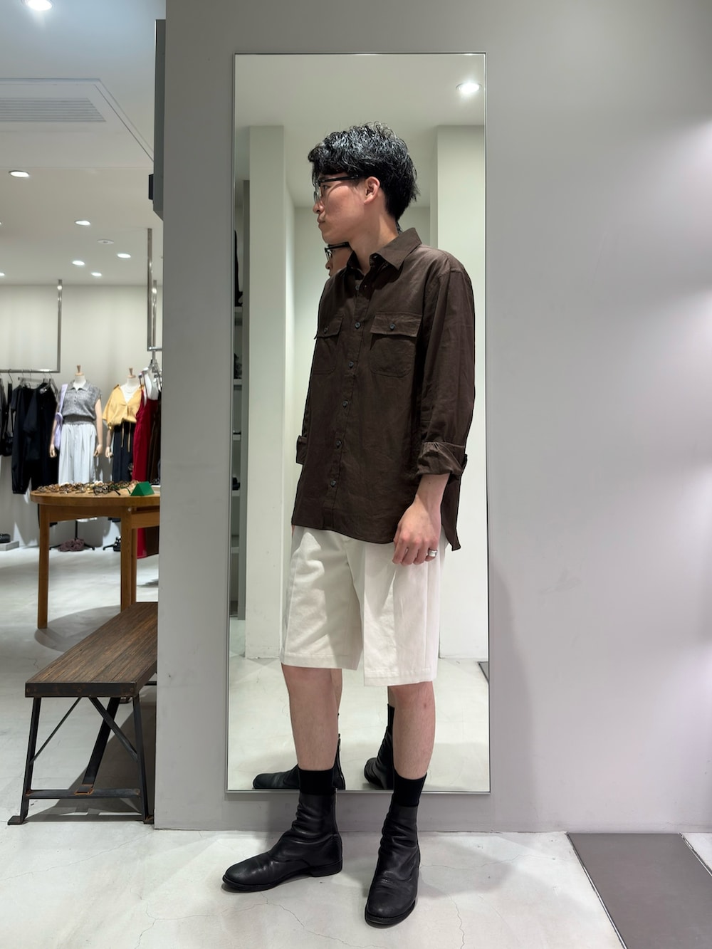 ブラウン系のシャツ/ブラウス、ベージュ系のその他パンツ、ブラック系のブーツを着用したメンズの夏コーディネートの4枚目の写真