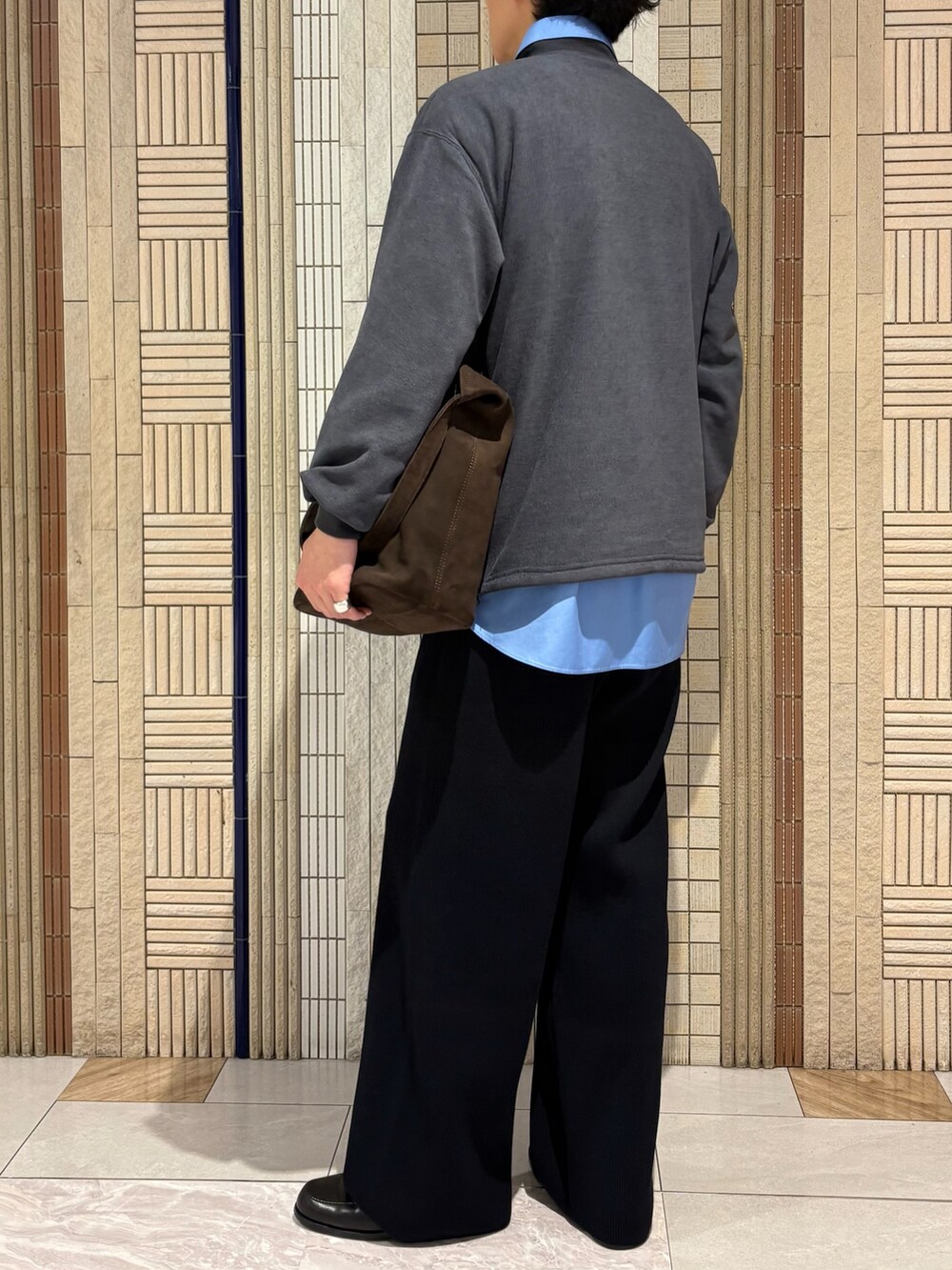 グレー系のその他トップス、ブルー系のシャツ/ブラウス、ブラウン系のトートバッグを着用したメンズの秋コーディネートの7枚目の写真