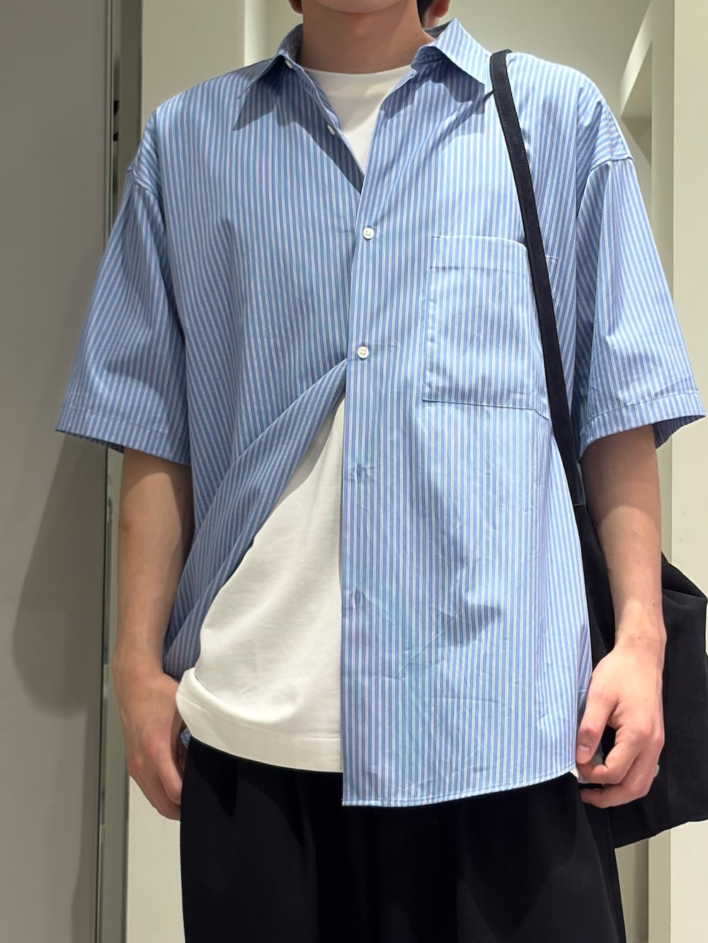 その他のシャツ/ブラウス、ホワイト系のTシャツ/カットソー、ブルー系のトートバッグを着用したメンズの夏コーディネートの3枚目の写真
