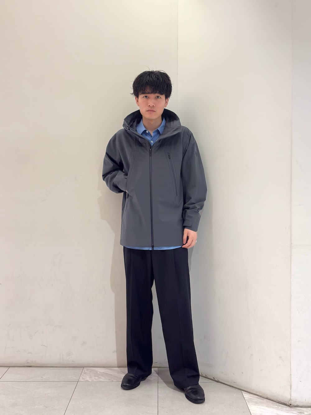 グレー系のマウンテンパーカー、ブルー系のシャツ/ブラウス、ブルー系のその他パンツを着用したメンズの春コーディネートの2枚目の写真