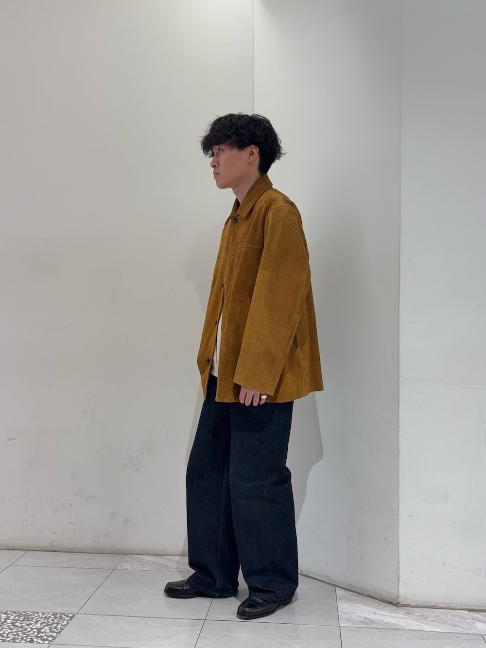 ブラウン系のその他アウター、ベージュ系のスウェットを着用したメンズの冬コーディネートの5枚目の写真