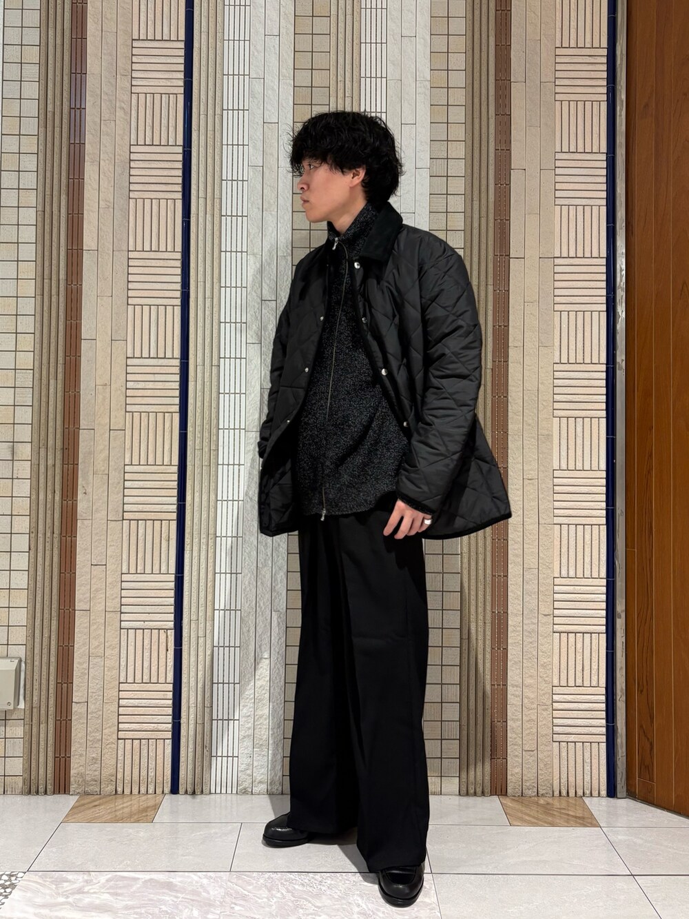 ブラック系のダウンジャケット/コート、ブラック系のテーラードジャケット、ブラック系のその他パンツを着用したメンズの秋コーディネートの4枚目の写真