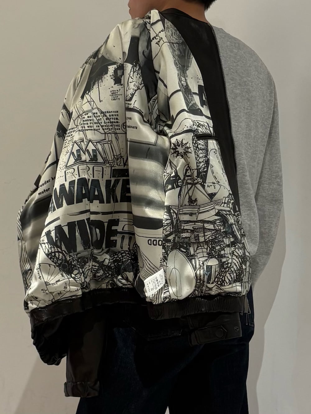 ブラック系のテーラードジャケット、ブラウン系の手袋を着用したメンズの冬コーディネートの10枚目の写真