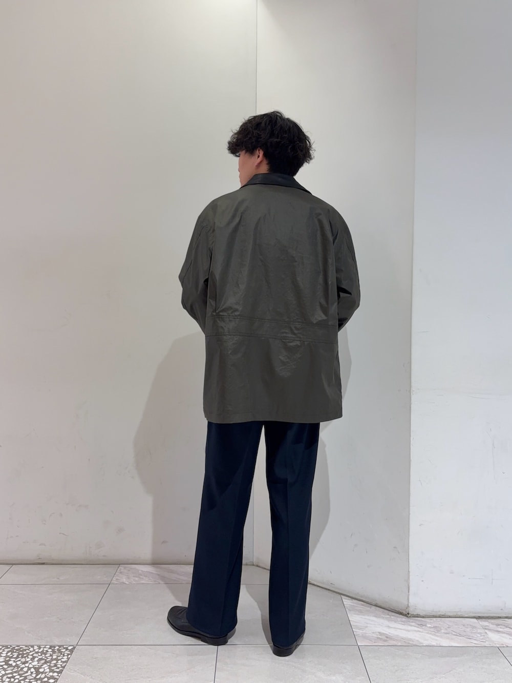 グリーン系のその他アウター、グレー系のカーディガン/ボレロ、ブルー系のその他パンツを着用したメンズの冬コーディネートの5枚目の写真