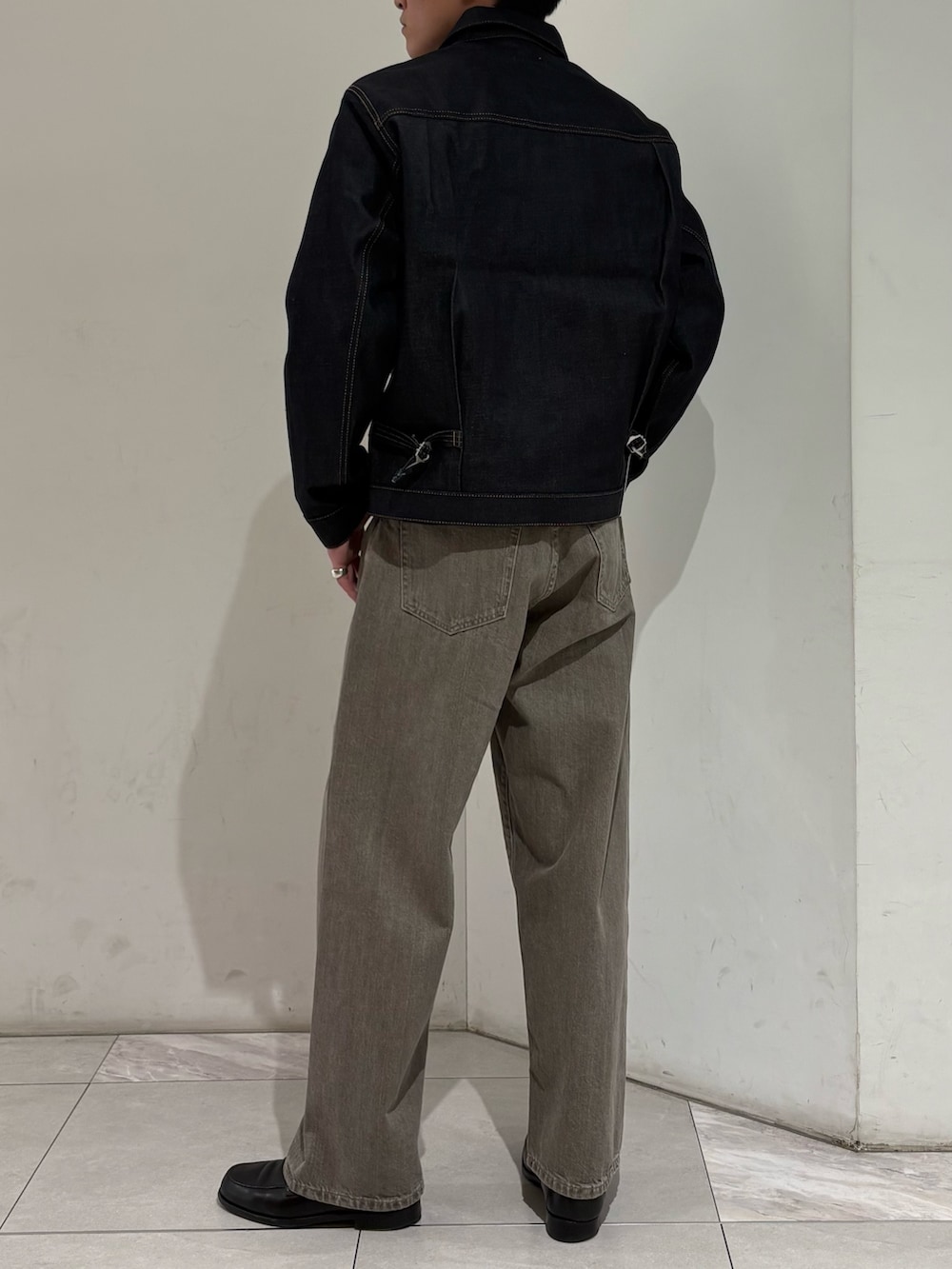 ブルー系のデニムジャケット、ブラウン系のデニムパンツを着用したメンズの冬コーディネートの6枚目の写真