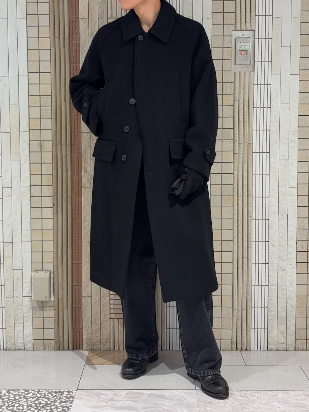 ブラック系のその他アウター、ブラック系のニット/セーター、ブラック系のデニムパンツを着用したメンズの秋コーディネートの2枚目の写真