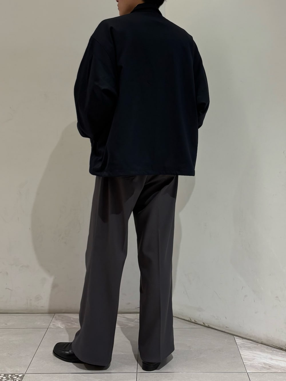 ブルー系のその他アウター、ブルー系のスウェット、グレー系のその他パンツを着用したメンズの冬コーディネートの7枚目の写真