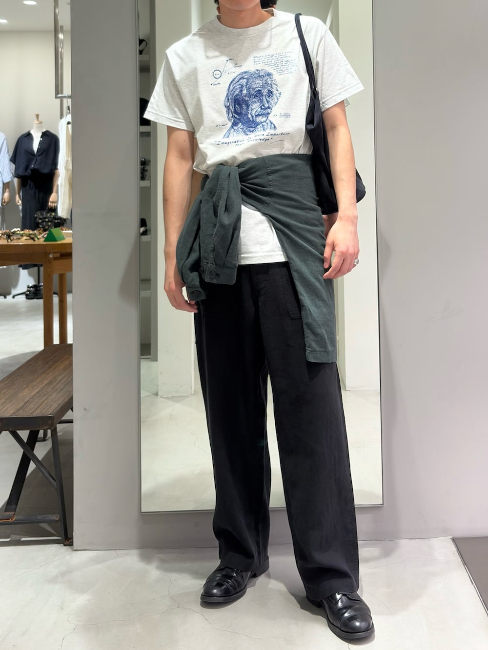 グレー系のTシャツ/カットソー、ブルー系のトートバッグ、グリーン系のカバーオールを着用したメンズの夏コーディネートの2枚目の写真