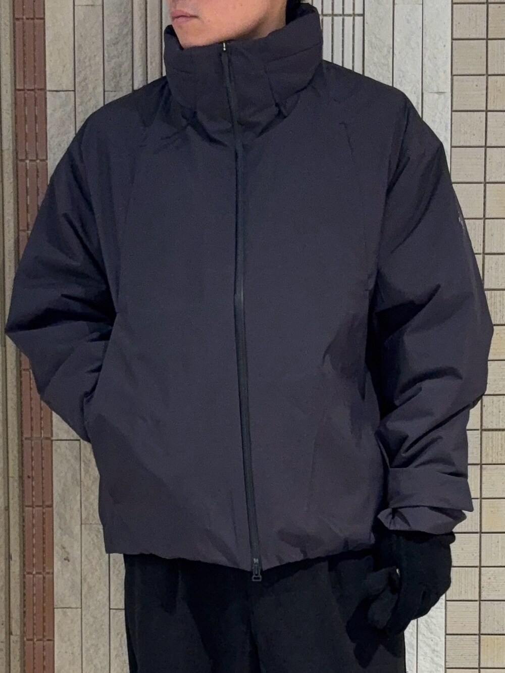 グリーン系のその他アウター、ブラック系のニット/セーター、ブラック系のその他パンツを着用したメンズの秋コーディネートの3枚目の写真