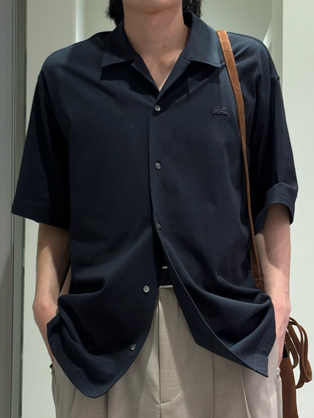 ブラック系のシャツ/ブラウス、ブラウン系のトートバッグ、ベージュ系のその他パンツを着用したメンズの夏コーディネートの3枚目の写真