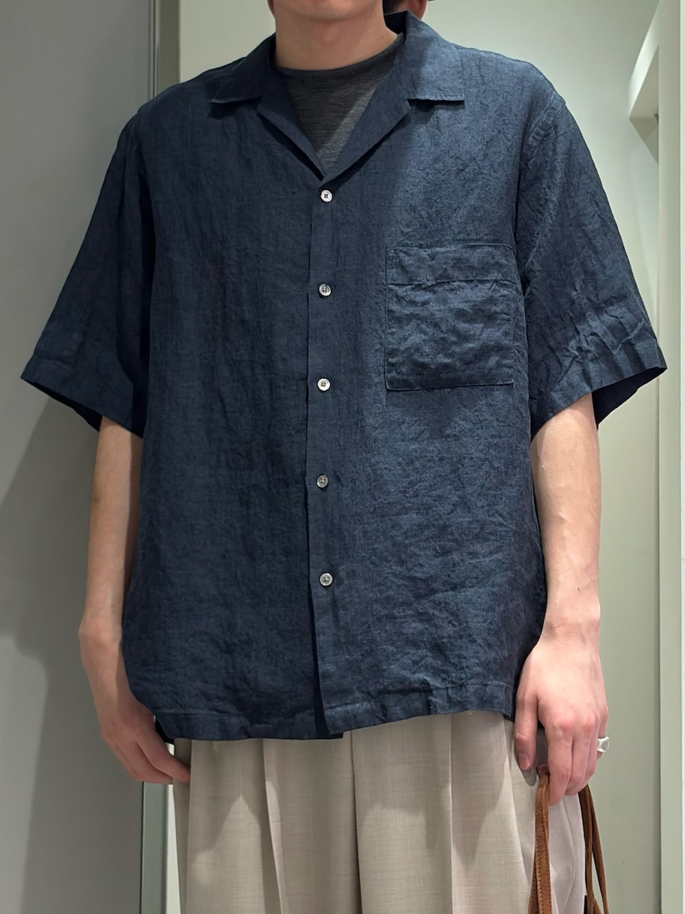 ブルー系のシャツ/ブラウス、グレー系のTシャツ/カットソー、ベージュ系のその他パンツを着用したメンズの夏コーディネートの3枚目の写真