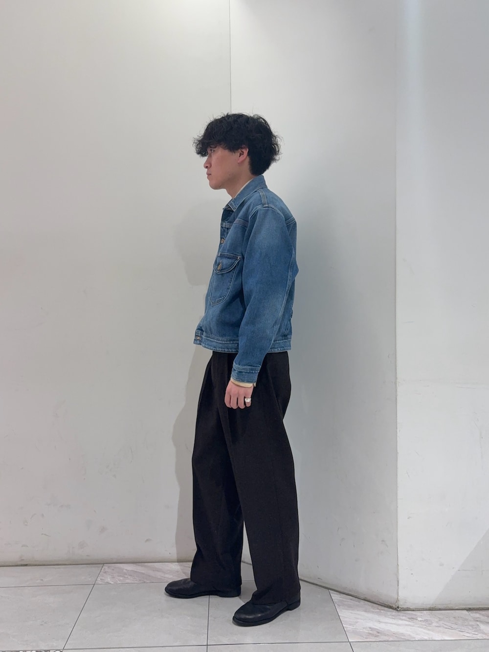 ブルー系のデニムジャケット、その他のシャツ/ブラウス、ブラウン系のその他パンツを着用したメンズの冬コーディネートの4枚目の写真