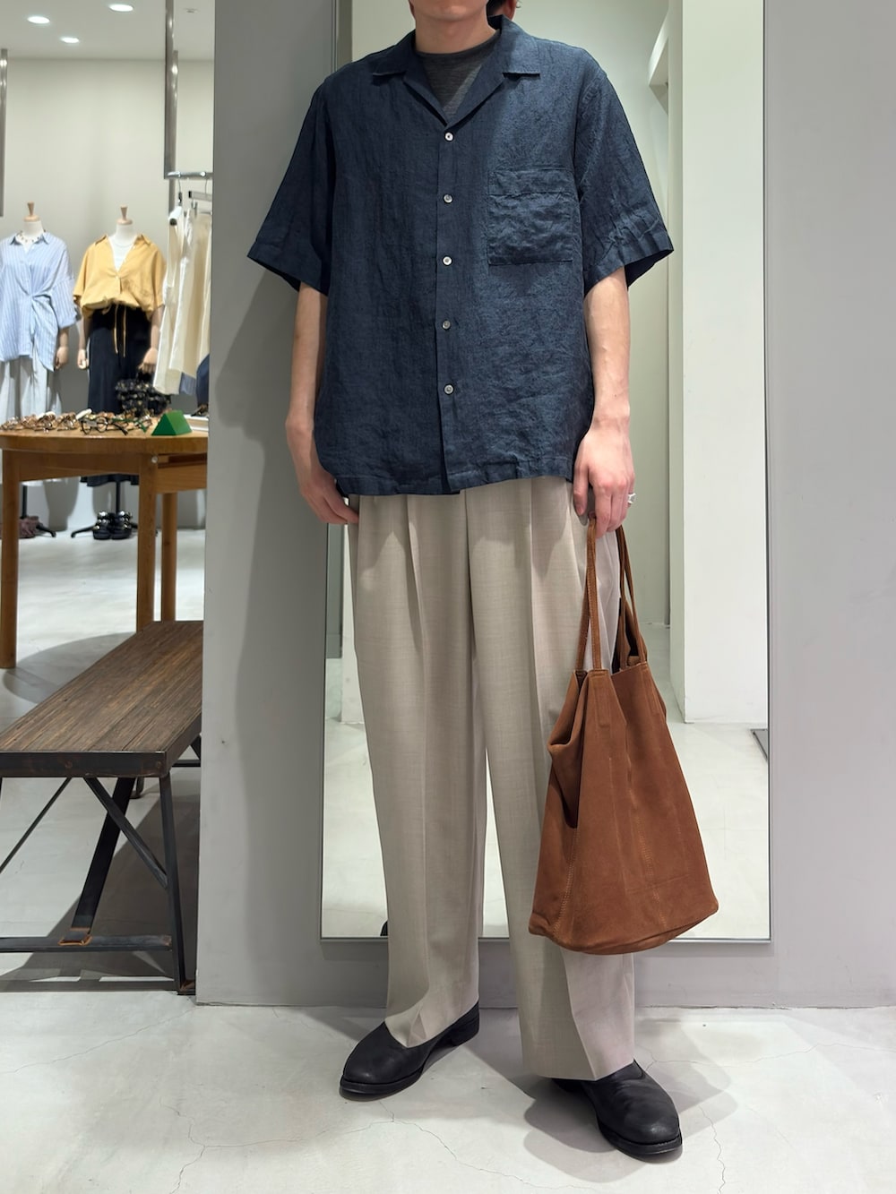 ブルー系のシャツ/ブラウス、グレー系のTシャツ/カットソー、ベージュ系のその他パンツを着用したメンズの夏コーディネートの2枚目の写真