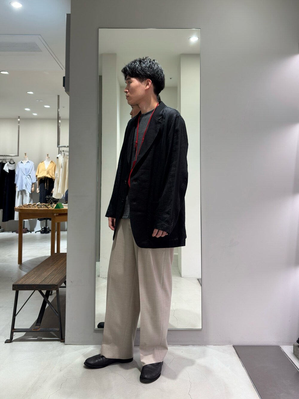 ブラック系のテーラードジャケット、グレー系のTシャツ/カットソー、ベージュ系のその他パンツを着用したメンズの夏コーディネートの4枚目の写真