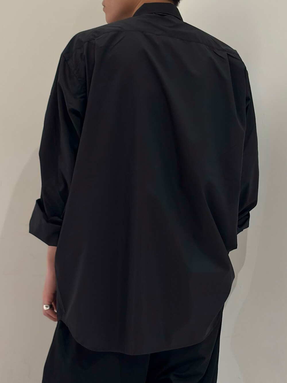 ブラック系のシャツ/ブラウス、ブラック系のTシャツ/カットソー、ブラック系のその他パンツを着用したメンズの春コーディネートの6枚目の写真