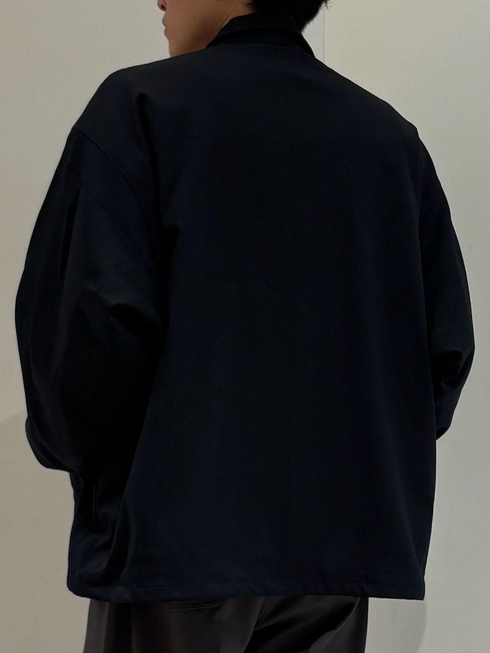 ブルー系のその他アウター、ブルー系のスウェット、グレー系のその他パンツを着用したメンズの冬コーディネートの8枚目の写真