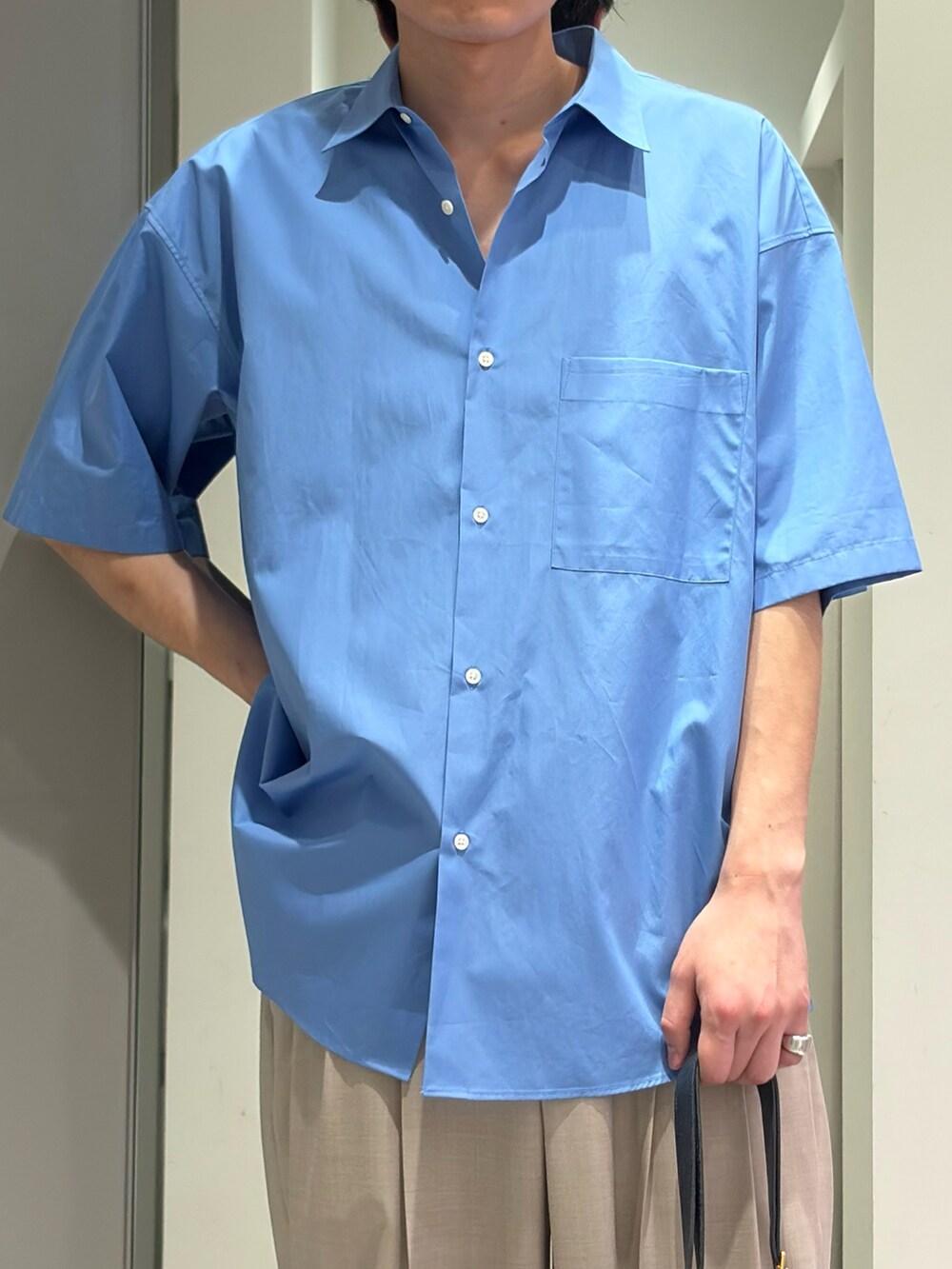 ブルー系のシャツ/ブラウス、ベージュ系のその他パンツを着用したメンズの夏コーディネートの3枚目の写真