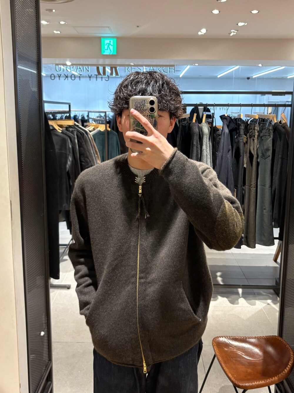 グレー系のニット/セーター、グレー系の手袋を着用したメンズの秋コーディネートの2枚目の写真